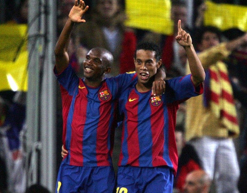 Samuel Eto’o Ronaldinho’yu getiriyor