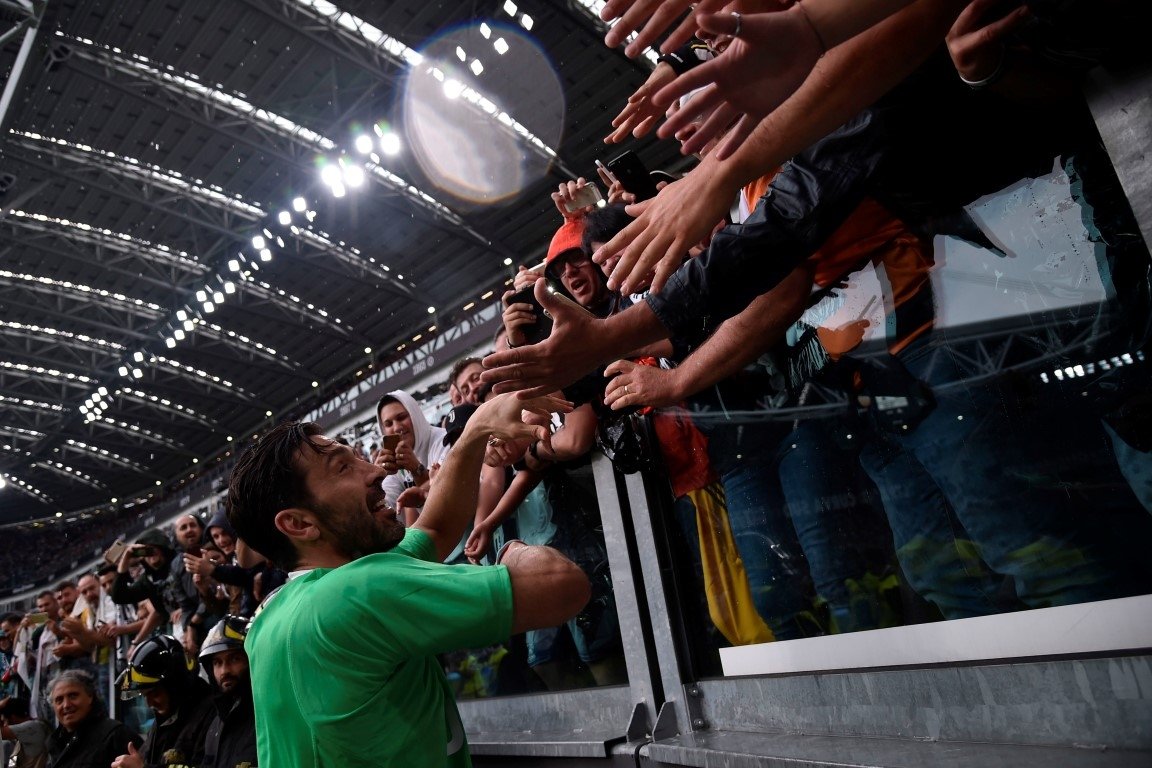 Buffon, gözyaşları içinde Juventus kariyerini noktaladı