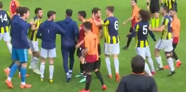 Fenerbahçe - Galatasaray U21 derbisinde kavga! Birbirlerine girdiler... - 1