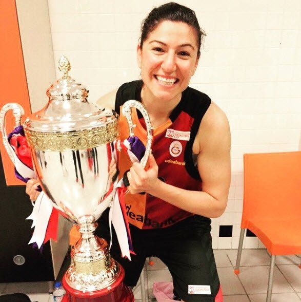 Adı Fenerbahçe ile anılan yıldız poker masasında yakalandı! Sosyal medya sallandı