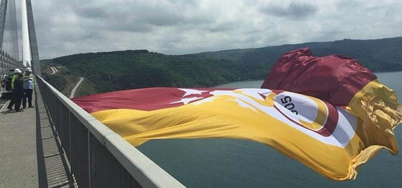 Galatasaray'ın bayrağı köprülere asıldı