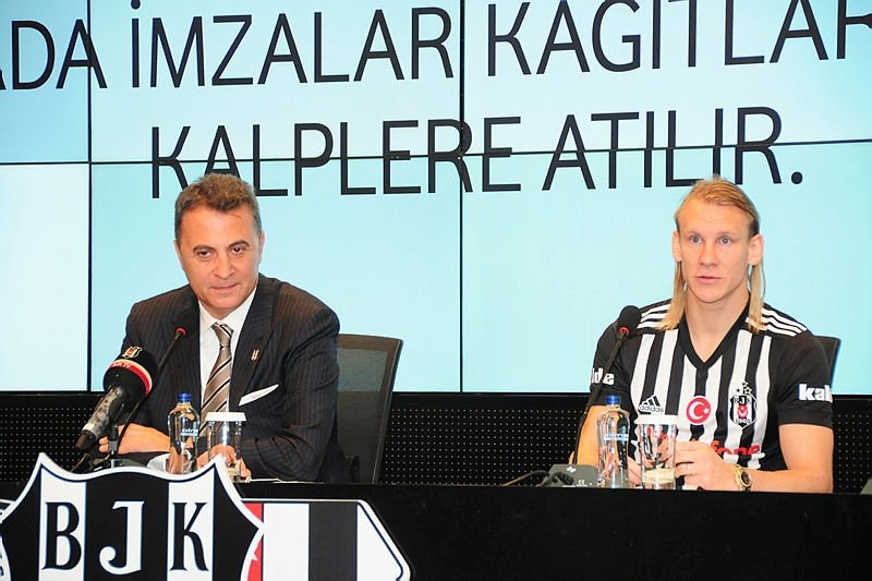 Vida imzayı attı! İşte imza töreninden kareler...