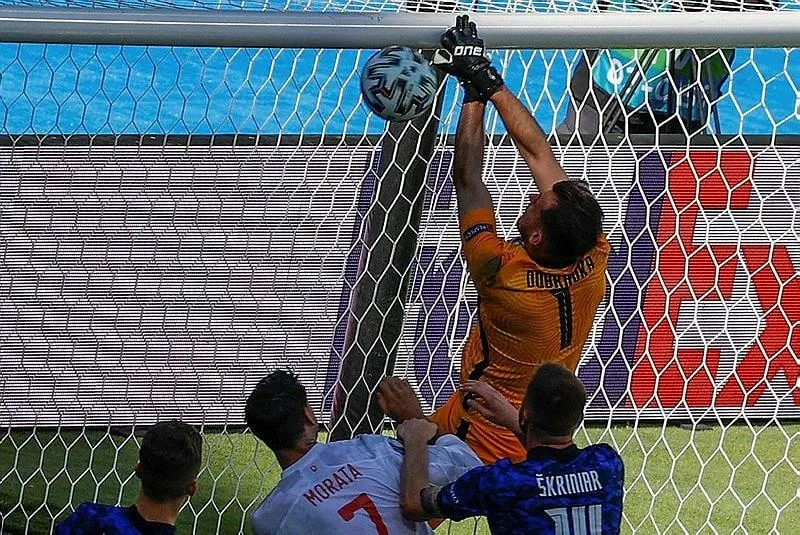 Slovakya-İspanya maçında Martin Dubravka'dan büyük hata! Kendi kalesine tokatladı - 3