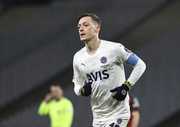 Almanlardan Mesut Özil eleştirisi: Oynamasa da...