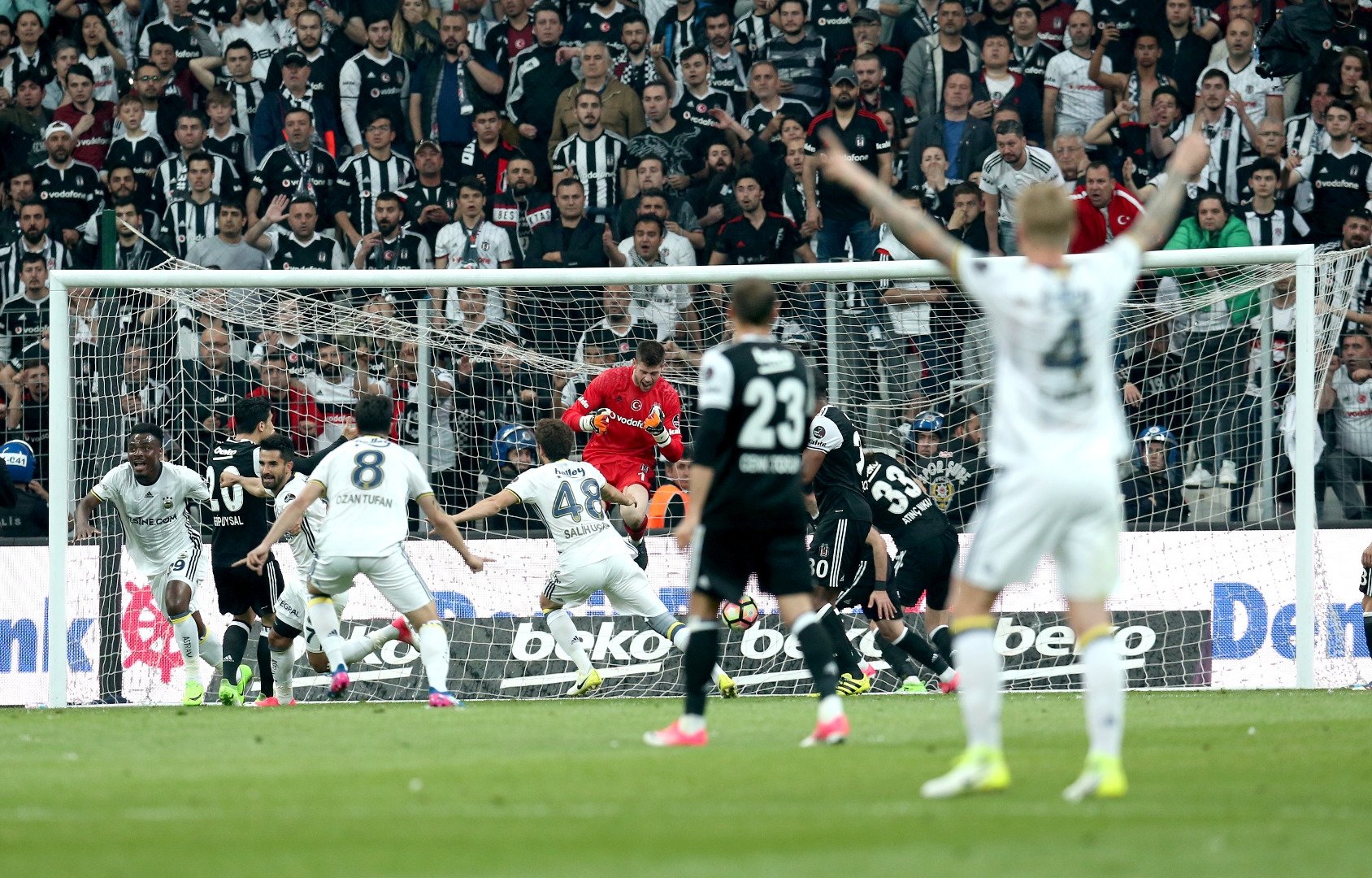 Emenike ortalığı karıştırdı