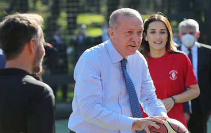 Başkan Recep Tayyip Erdoğan gençlerle basketbol oynadı
