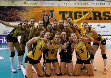 Voleybol derbisinde kazanan VakıfBank