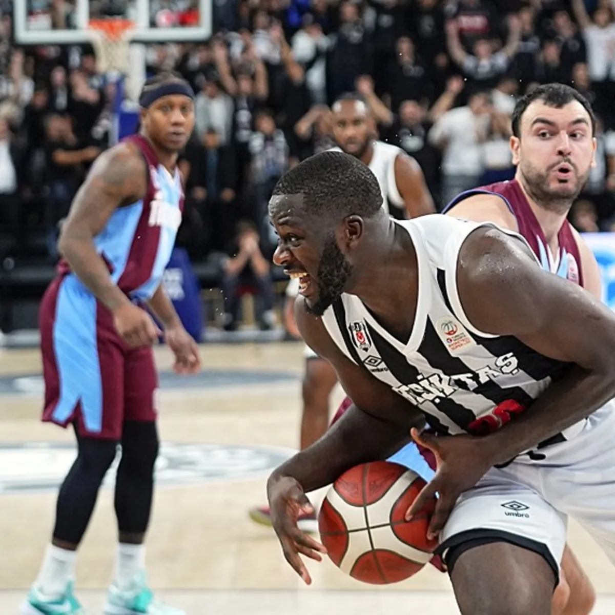Beşiktaş, Trabzonspor'u devirerek ligde ilk galibiyetini aldı