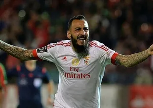 Benfica Mitroglou'nu renklerine bağladı