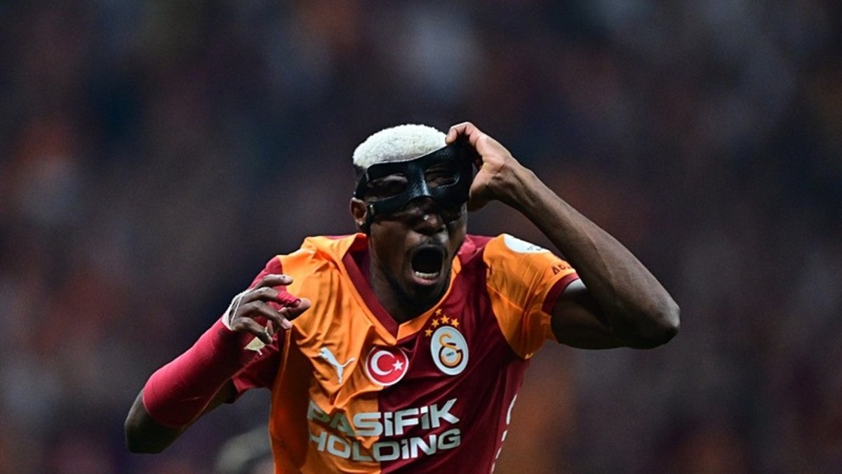 Victor Osimhen'den ayrılık iddialarına flaş yanıt! Nijerya hocası açıklamıştı