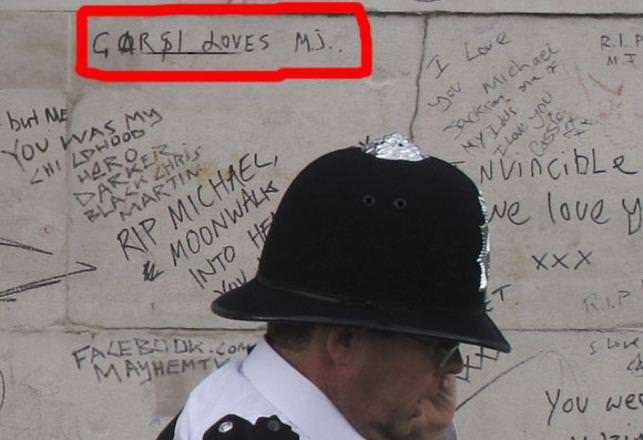 Duvarlara yazılmış tribün sloganları güldürüyor!