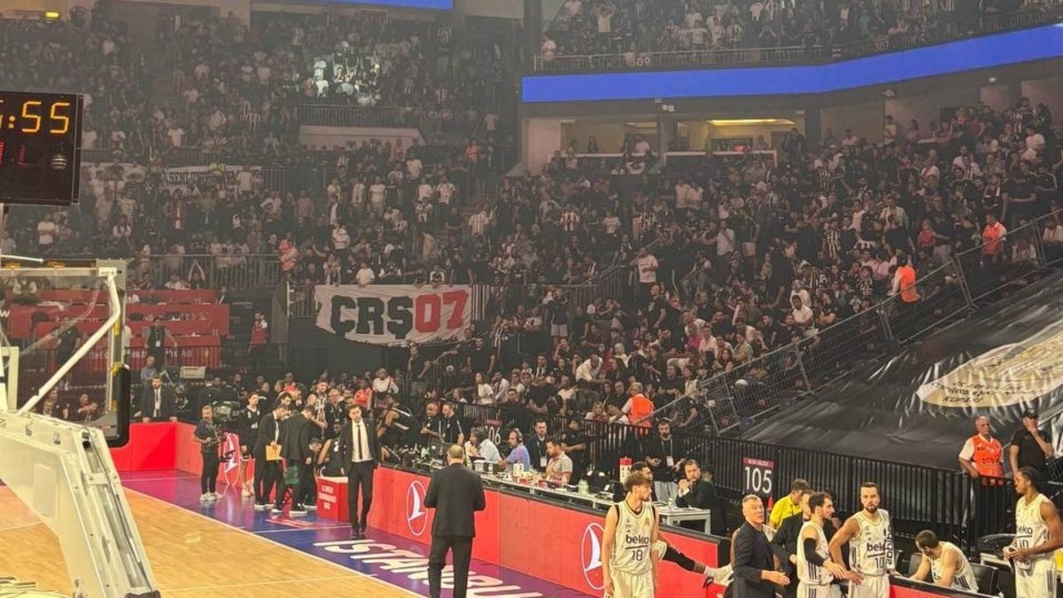 Fenerbahçe Beko-Beşiktaş GAİN maçında hakemler soyunma odasına gitti Fenerbahçe Beko-Beşiktaş GAİN maçında hakemler soyunma odasına gitti