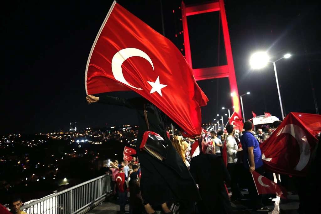 Milyonlar demokrasi nöbetinde