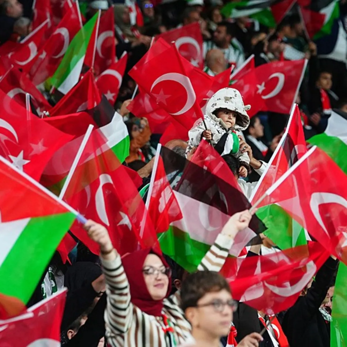 Konyaspor-Filistin maçında dostluk ve anlamlı görüntüler