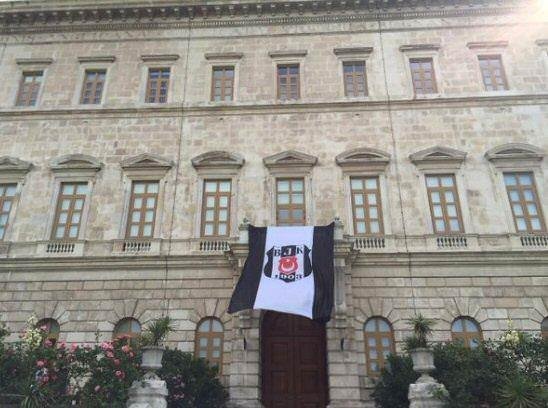 Ünlüler Beşiktaş’ın şampiyonluğunu böyle kutladı