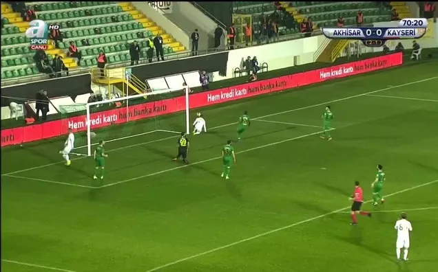 Artem Kravets mutlak golü kaçırdı!