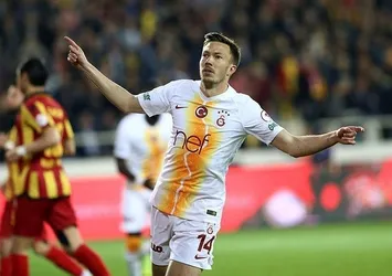 Linnes ve Emre sahada