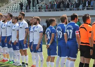Amatör maçta İstiklal Marşı okunurken protokole sırtlarını döndüler