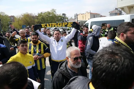 Fenerbahçe taraftarı Türk Telekom Arena'ya geldi