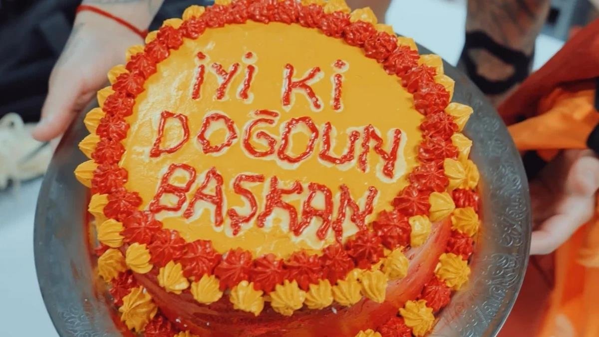 Galatasaraylı futbolculardan sürpriz doğum günü pastası! Galatasaraylı futbolculardan sürpriz doğum günü pastası!