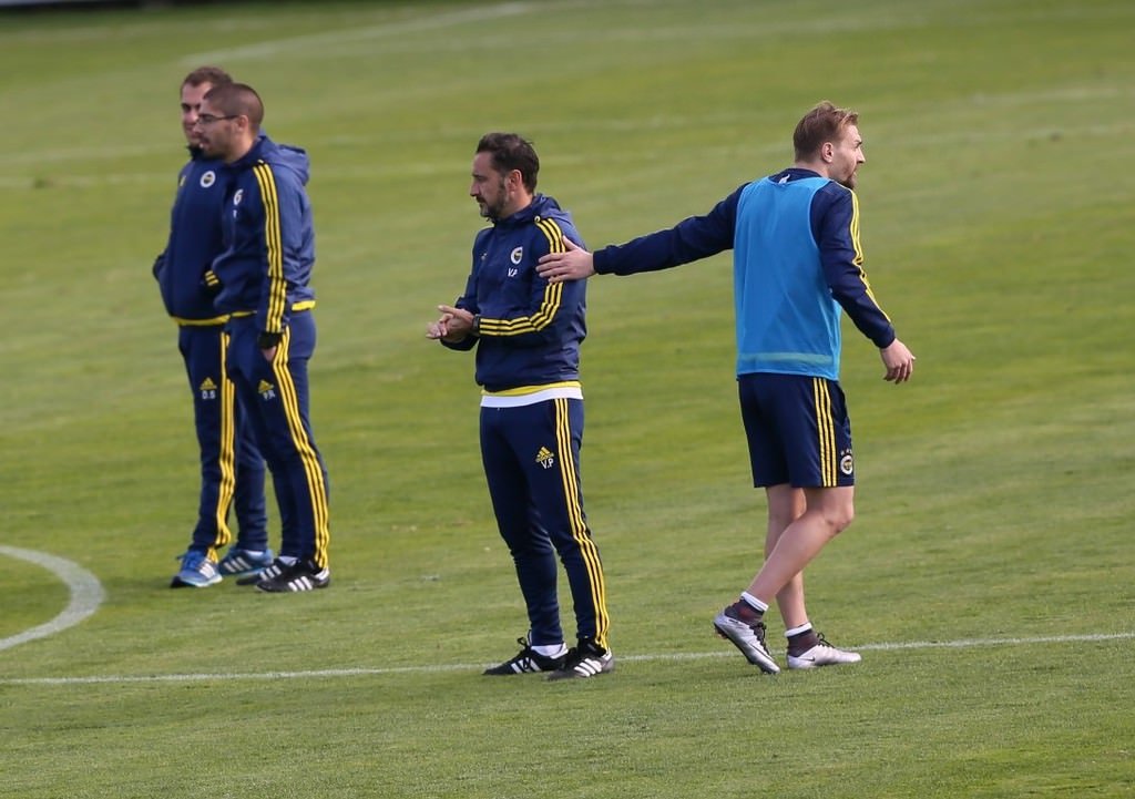 O topu sana yediririm!