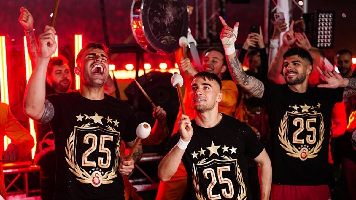 Galatasaray’dan kutlamalara sürpriz davet! O iki isim de çağrıldı Galatasaray’dan kutlamalara sürpriz davet! O iki isim de çağrıldı