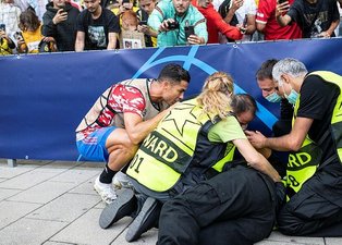 Young Boys-Manchester United maçında Cristiano Ronaldo’dan anlamlı hareket! Güvenlik görevlisinin yardımına koştu