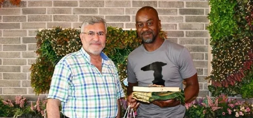 Eddie Newton’a kıymetli hediyeler