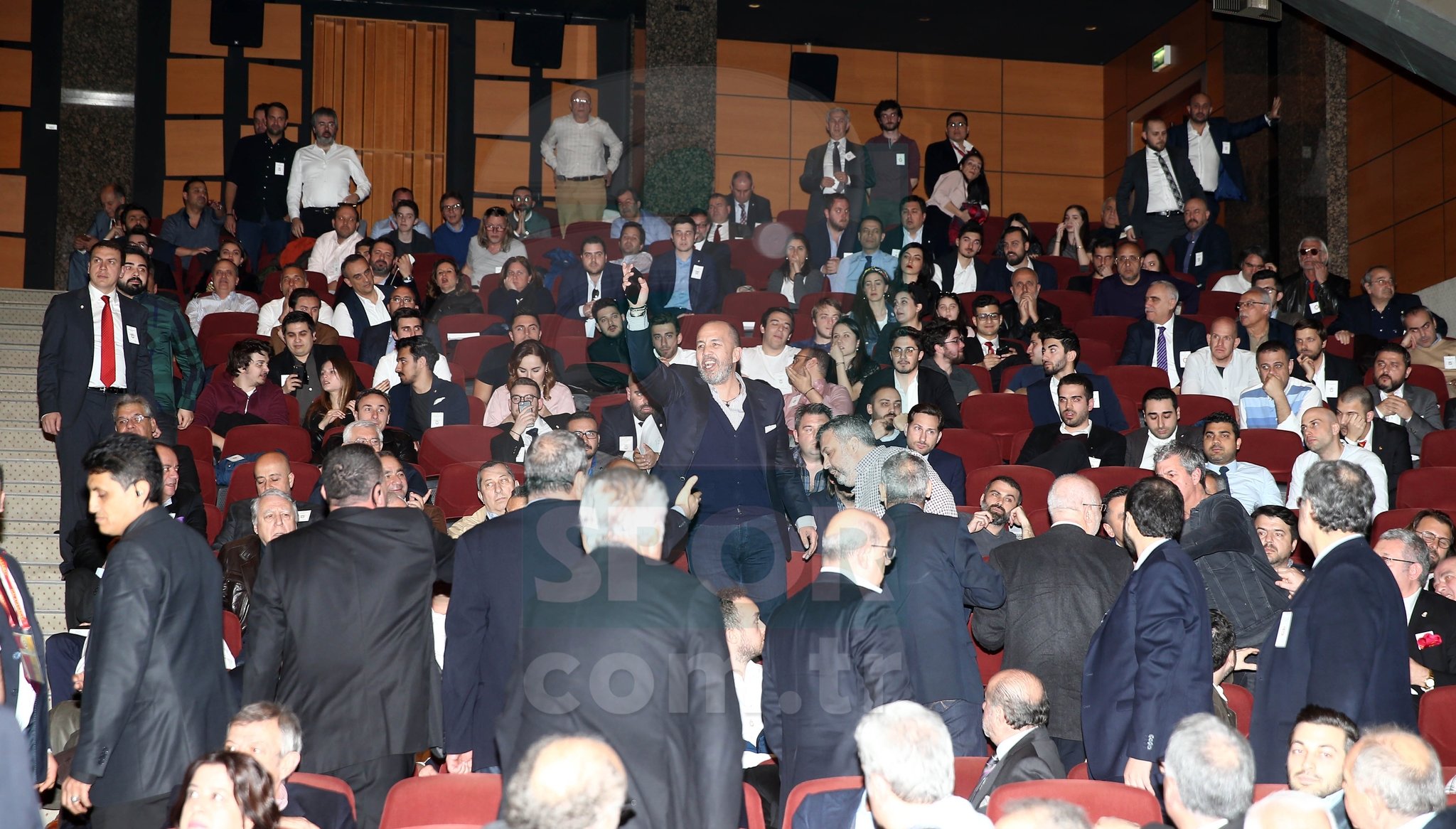 Galatasaray genel kurulunda kavga