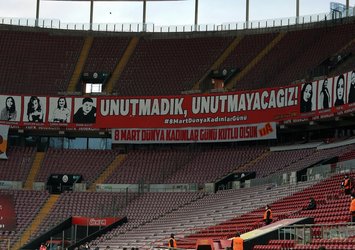 Son dakika spor haberi: Galatasaray - Sivasspor maçında 8 Mart Dünya Kadınlar Günü pankartları!