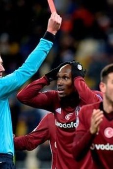 UEFA, Craig Thomson'ın kalemini kırdı