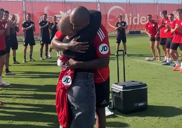 Sevilla Marcao'nun kanser atlatan eşini alkışlarla karşıladı