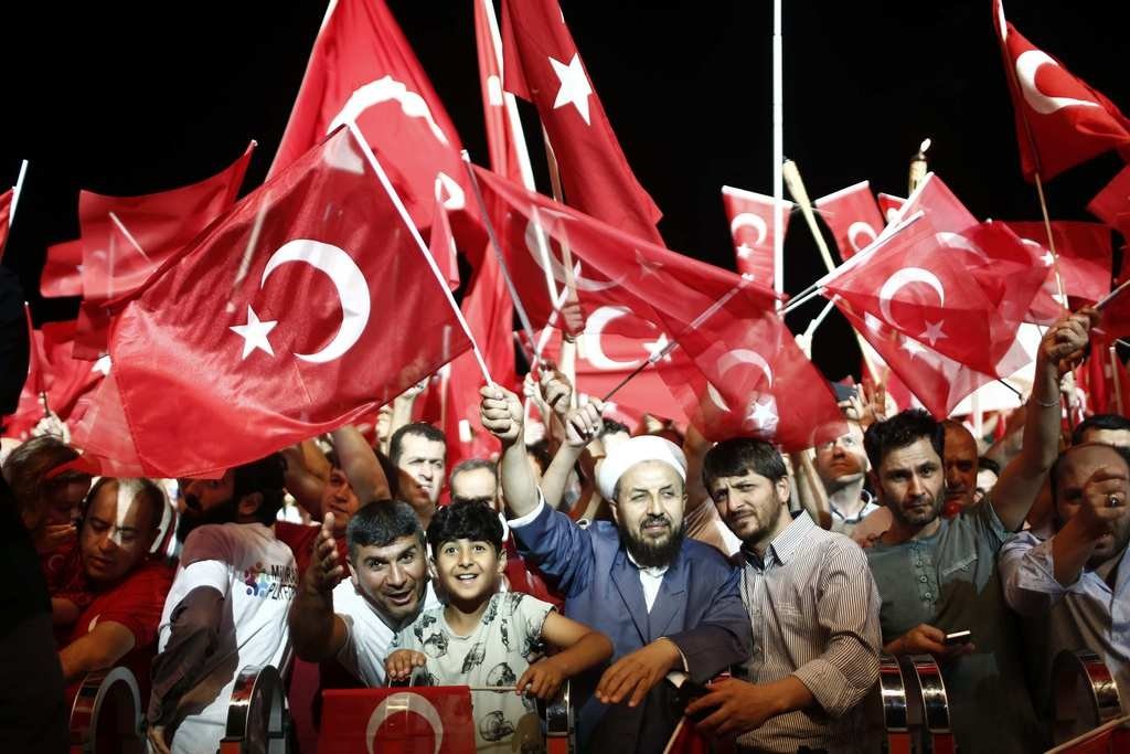 Milyonlar demokrasi nöbetinde