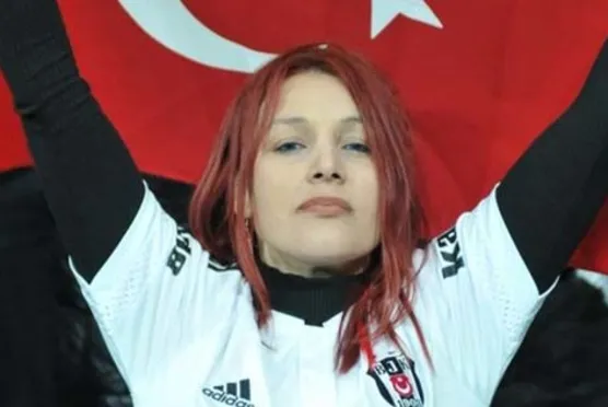 Beşiktaş - Lyon maçına kızıl saçlı kız damga vurdu