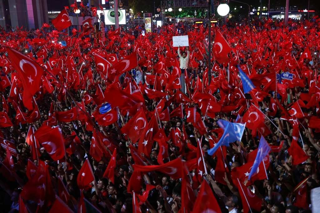 Halk demokrasi nöbetinde