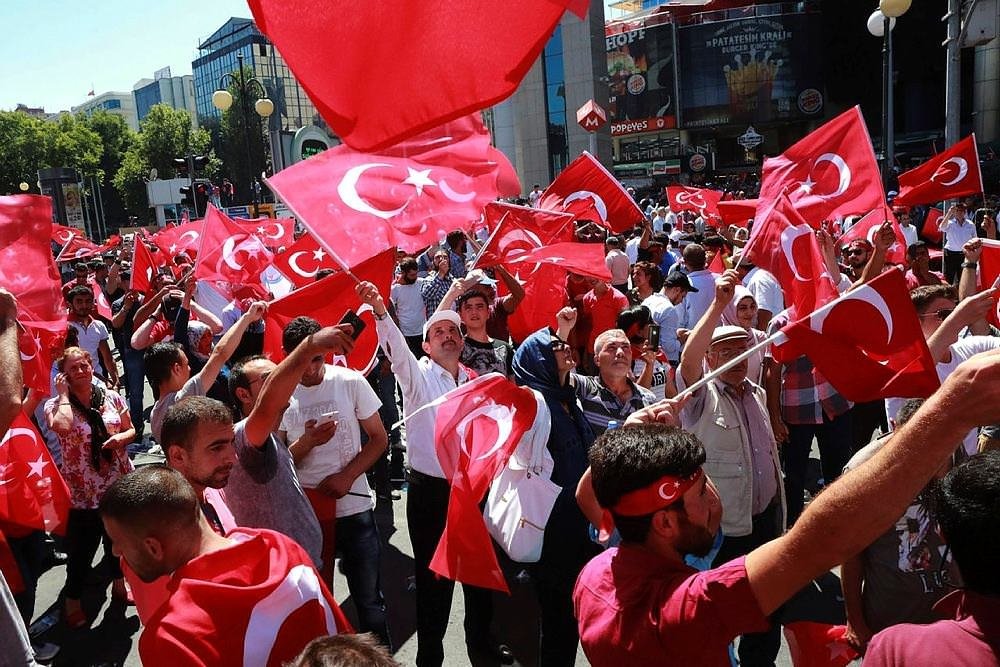 Halk demokrasi nöbetinde