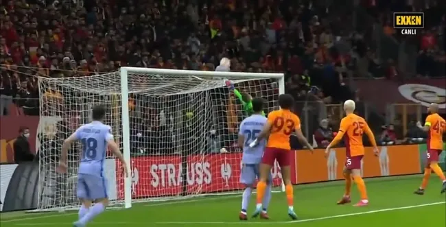 Galatasaray - Barcelona maçında ilk yarının son anlarında top direkten döndü! - 4