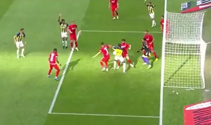 Fenerbahçe Sivasspor maçında Osayi-Samuel fırsatçılığını konuşturdu! 7 Sivassporlu arasından... - 1