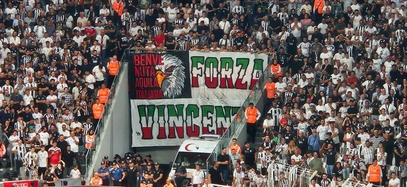 besiktasli-taraftarlardan-vincenzo-italianoya-ozel-pankart-1784832759581.jpeg Beşiktaşlı taraftarlardan Vincenzo Italiano’ya özel pankart! - 1