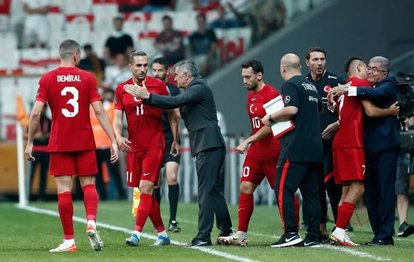 Son dakika spor haberi: Türkiye Karadağ maçında milliler gol sevincini Şenol Güneş ile paylaştı!