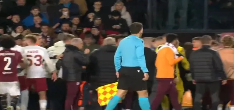 Sparta Prag - Galatasaray maçı sonrası saha karıştı! - 1