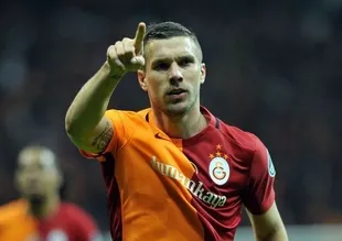 Podolski’den Fenerbahçelileri kızdıran fotoğraf