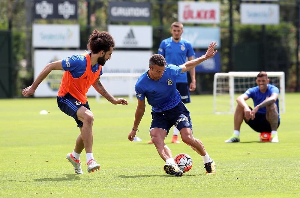 Robin van Persie’nin takibi ortalığı karıştırdı!