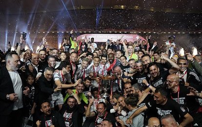 Beşiktaş Türkiye Kupası’nı taraftarıyla birlikte kutladı!
