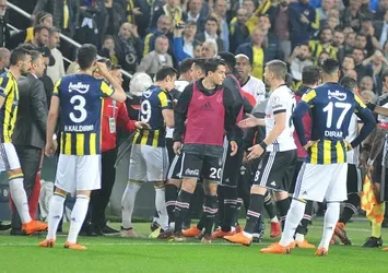 Fenerbahçe-Beşiktaş maçı tatil edildi