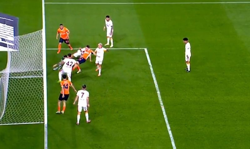 basaksehir-galatasaray-macinda-gol-var-karari-ile-iptal-edildi-1760811620679.jpg