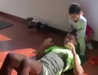 Cristiano Ronaldo çalışmalarını çocuklarıyla sürdürüyor
