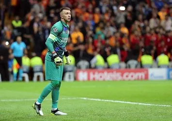 Muslera tek başına