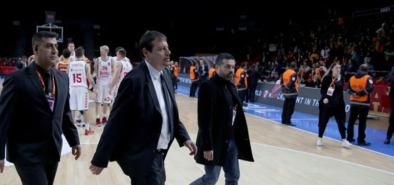 Ergin Ataman taraftara kızıp sahayı terk etti