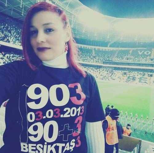 Beşiktaş - Lyon maçına kızıl saçlı kız damga vurdu